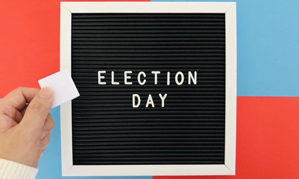 election-day-board-on-red-and-blue-background-2022